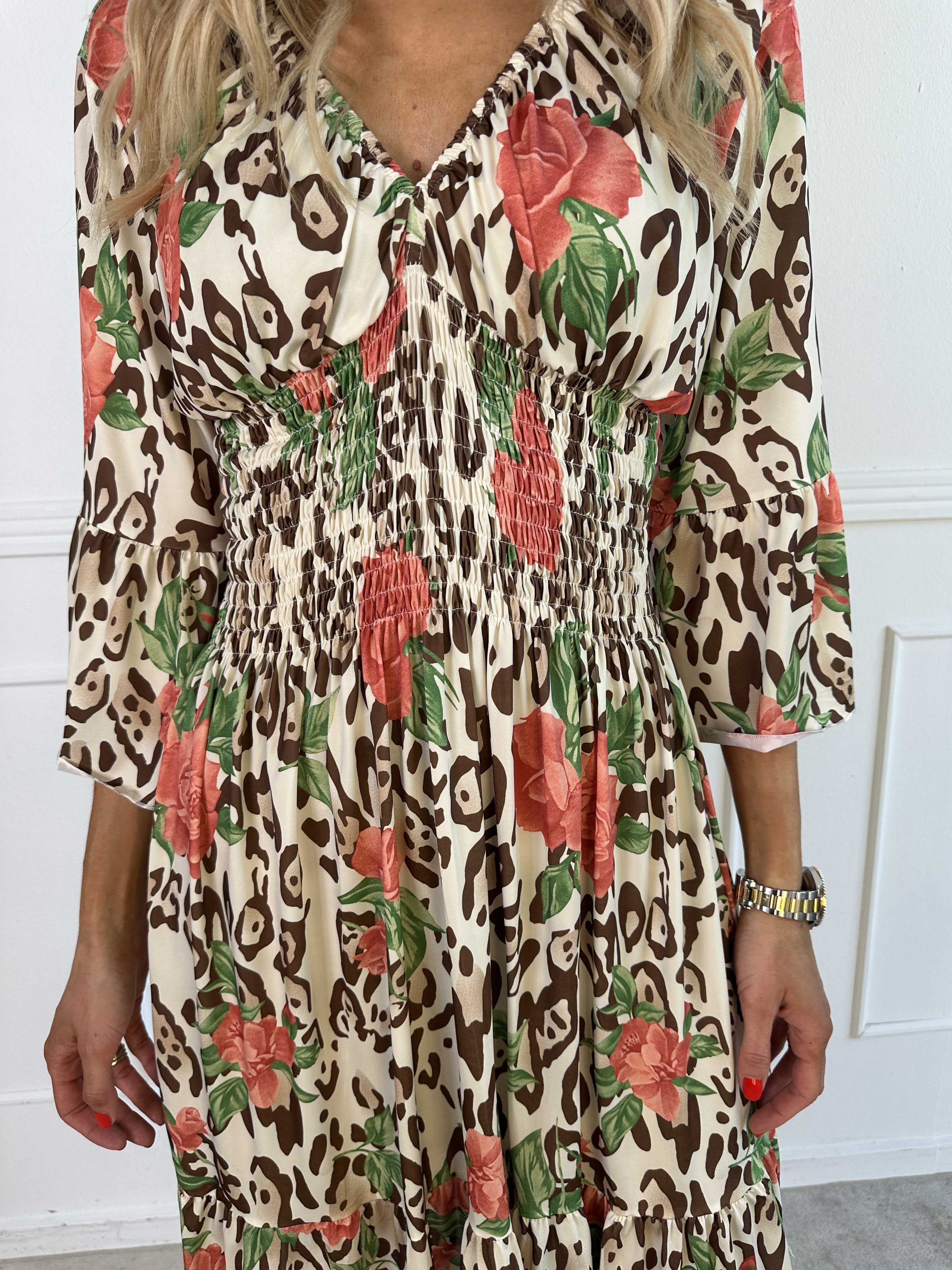 Flora Leo - Sød kjole i elastisk stof og smock i taljen